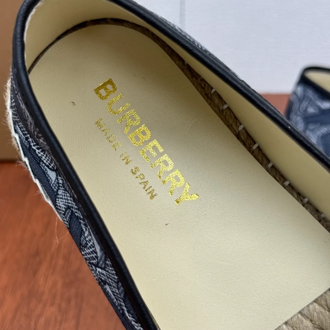 Batch 600 Burberry/Burberry new summer men's embroidered straw fisherman shoes, cool slip-on straw shoes! Encounter British fashion with Burberry espadrilles, a perfect blend of classic and fashionable. The unique printing on the upper is a manifestation of the brand's style. Every color and every pattern tells the story of England. Straw soles bring a natural texture, comfortable and chic. Whether you are strolling in the city streets or heading to the beach for vacation, it can add elegance and charm to you, easily become the center of attention, and start your own fashion journey. Classic knitted canvas upper, with thin calfskin lining suitable for summer, straw lining, genuine leather patch at the bottom of the heel, hemming technology, and Mark stitching details! Anti-slip rubber bottom layer, integrated injection molding of large LOGO letters and badges, multiple colors and styles to choose from, complete package! Size: 39-40-41-42-43-44 normal size item number: 2025-5 printing gray